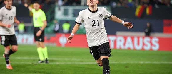 Lennart Karl trifft bei Debüt - singen will er offenbar nicht. - © Daniel Karmann/dpa