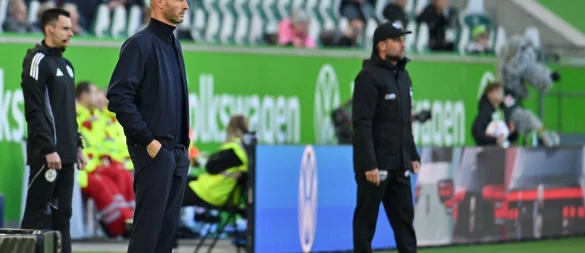 Genießt vorerst noch Rückendeckung: VfL Wolfsburgs Trainer Paul Simonis (l). - © Swen Pförtner/dpa