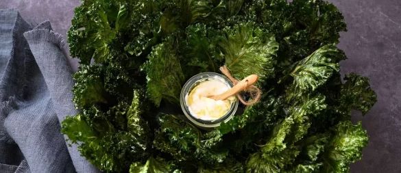 Nach 20 Minuten in der Backröhre sind die Grünkohlblätter immer noch so schön grün, dafür aber richtig knusprig. - © Julia Uehren/loeffelgenuss.de/dpa-tmn