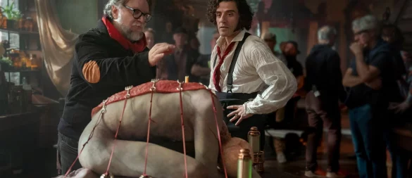 Dieses von Netflix veröffentlichte Bild zeigt Regisseur Guillermo del Toro (links) und und Oscar Isaac am Set von «Frankenstein». - © Ken Woroner/Netflix via AP/dpa