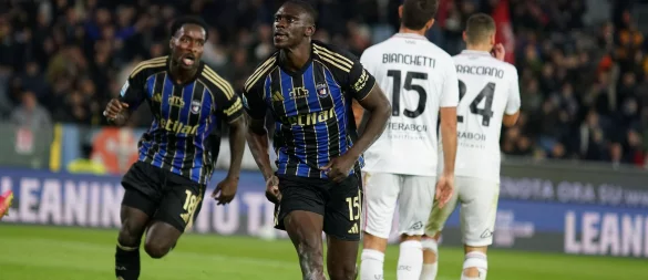 Torschütze Idrissa Touré (M) sorgte für Pisas ersten Sieg in der Serie A seit 34 Jahren. - © Alessandro La Rocca/LaPresse/dpa