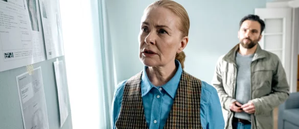 Die «Füchsin» (Lina Wendel) beim Blick auf erste Recherche-Ergebnisse von Youssef. - © Martin Rottenkolber/WDR Kommunikation/Redaktion Bild/dpa