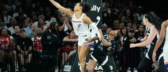 Satou Sabally (in weiß) verliert auch das zweite Spiel der Finalserie - © John Locher/AP/dpa