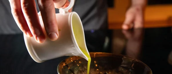 Für die Vinaigrette werden Äpfel und Staudensellerie entsaftet und mit Salz, grünem Tabasco, Limettensaft und Schnittlauchöl verfeinert. - © Christin Klose/dpa-tmn