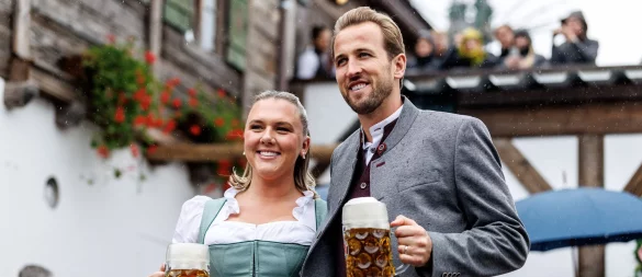 Harry Kane präsentierte sich mit seiner Frau Katie Goodland in bester Wiesn-Stimmung. - © Matthias Balk/dpa