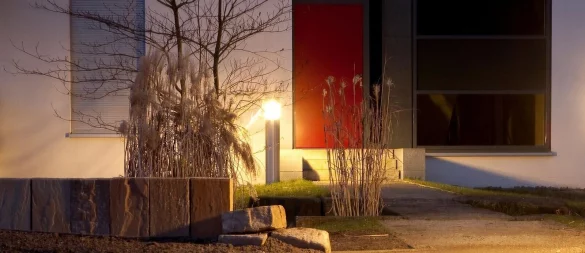 Künstliches Licht am Haus sorgt für Sicherheit, verändert aber den nächtlichen Lebensraum vieler Tiere. - © Kai Remmers/dpa-tmn