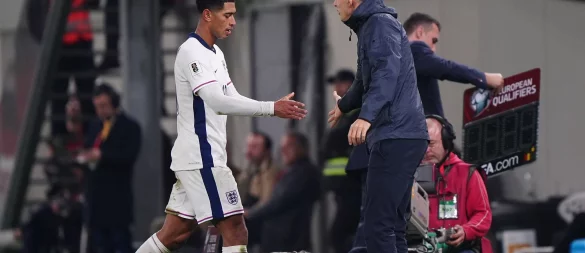 Jude Bellingham klatscht bei der Auswechslung noch mit Thomas Tuchel ab. - © Bradley Collyer/PA Wire/dpa