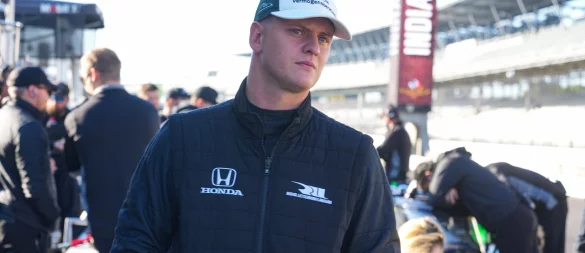 Mick Schumacher absolvierte die ersten Runden in Indianapolis. - © Michael Conroy/AP/dpa
