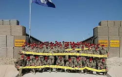 Mit gelben B&auml;ndern posieren Soldaten vor einem

Bundeswehr-Camp im Kundus. - &copy; FOTO: BUNDESWEHR/DPA