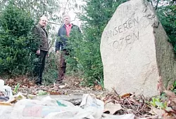 Begrüßen Verlegung des Gedenksteins: Carsten Schwarze und Michael Hinke (rechts) ärgern sich über zu viel Müll. FOTO: SCHRÖDER