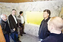 Trübe Aussichten: Ganz so schlimm muss es für das Umweltzentrum "Heerser Mühle" nicht kommen, erfährt der Einrichtungsleiter Ulrich Kaminsky (rechts) vom Umweltausschuss unter der Leitung von Joachim Licht (mit Regenschirm). - © Hobein