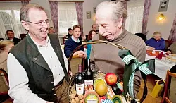 Den Abschied versüßt: Dalborns neuer Ortsvorsteher Wilhelm Sigges (links) überreichte seinem Vorgänger Otto Beermann einen Präsentkorb – als Dankeschön für fast 40 Jahre im Amt. Foto: Krull