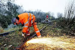 Schienenrückbau in Barntrup: Heiko Schwark bei der Arbeit - © 