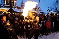 Hei&szlig;e Show: "Spencer" entfacht bei Minustemperaturen eine Feuerfont&auml;ne vor den Augen der Zuschauer auf dem Salzufler Weihnachtsmarkt.