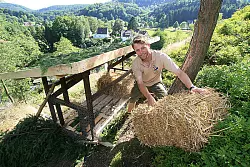 Strohbunde als Haupt-Zutat: Benjamin Aschmann baut auf der Adlerwarte eine M&auml;useburg. Das k&ouml;nnen auch Privatleute mit ganz einfachen Mitteln machen, um den Greifv&ouml;geln so im Winter Jagdm&ouml;glichkeiten zu bieten, wirbt der Falkner. 