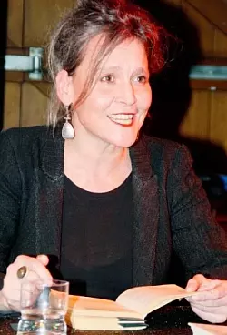 Intensiv präsentiert: Das Publikum erlebte eine großartige Lesung mit der Detmolder Schauspielerin Grit Asperger. Foto: privat