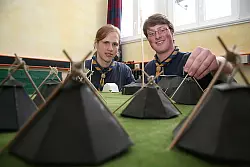 Alles ist geplant: Diese Miniaturzelte haben mit dem Pfingstlager zwar nichts zu tun. Fürs Pressefoto sortieren Leo­nard van Uelft (rechts) und Maximilian Röhe aber schon mal die Kohten. 