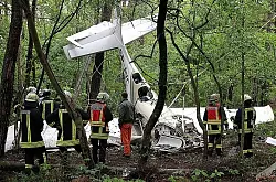Ein Flugzeug ist in Bielefeld verunglückt. - © FOTO: WOLFGANG RUDOLF