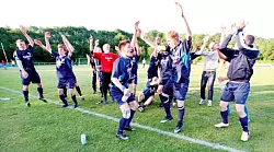 Die "Eichen" tanzen "Humba": Yousuf Issa (Mitte) und Pascal Leßmann (rechts daneben) sind kaum zu bändigen. Foto: Jörg Hagemann