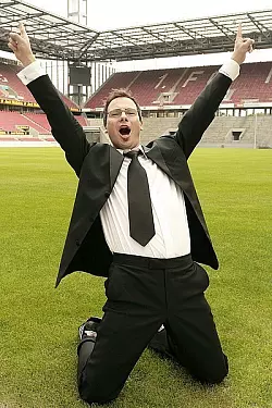 Matthias Opdenhövel jubelnd im Fußballstadion - © FOTO: NINA GRÜTZMACHER/DPA