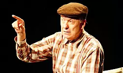 Wie man ihn kennt: Als Heinz Becker erkl&auml;rt Kabarettist Gerd Dudenh&ouml;ffer im Kur- und Stadtheater die Welt. - &copy; Foto: Becksch&auml;fer