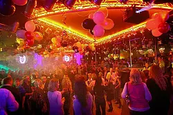 Der Go Parc, der an diesem Wochenende seinen 25. Geburtstag feiert, zelebrierte am Donnerstagabend die &Uuml;-30-Revivalparty mit alten Fotos und Musik aus den letzten 25 Jahren. Viele Party-G&auml;ste, die damals zum festen Inventar der Kult-Disko geh&ouml;rten, waren auch an diesem Abend dabei und feierten bis in die Morgenstunden. - &copy; FOTO: KIEL&ndash;STEINKAMP