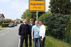 Zurück: Gemeinsam mit Bürgermeister Dr. Andreas Wulf (links) und seinen Brüdern Hauke und Sönke (rechts) besucht Schauspieler Wotan Wilke Möhring (2. von links) seine alte Heimat. 