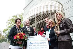 Neue Anlaufstelle in der City: Die Beraterin Heike Sikora, Peter Kobusch, Cathrin Zurheide vom "Kleinen Gr&uuml;nauer", Sozialausschuss-Vorsitzende Beate Hoffmann-Hildebrand, Marko K&ouml;nig von der Sparkasse Lemgo, Gisela Burkhardt sowie Andrea Niederfranke (von links) freuen sich &uuml;ber das Beratungsb&uuml;ro der Diakonie. - &copy; 