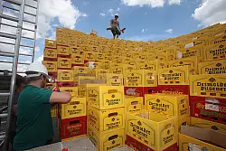 Eine gebogene Fl&auml;che: So stellt sich der Bierkisten-Pavillon namens "Boxel" dar, auf dem hier einer der studentischen Bauarbeitern arbeitet. 