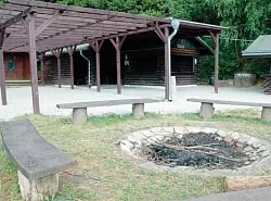 Beliebter Ort zum Feiern: Seit 28 Jahren besteht die Grillh&uuml;tte, die aufgrund der Pflege und ihrer Lage gerne gebucht wird. Da nach Ansicht der Stadt von ihr kein ruhest&ouml;render L&auml;rm ausgeht, darf sie auch weiterhin bis 24 Uhr genutzt werden. - &copy; Foto: Brinkmeier