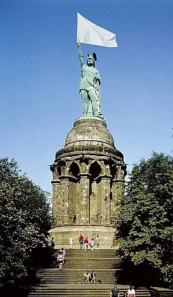 Bleibt vorerst ein Traum: Gerne hätte der Saarbrücker Alexander Titz dem Hermann eine weiße Fahne übers Schwert gezogen. Das scheitert jedoch an technischen Gegebenheiten.