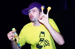 Darstellerische Fähigkeiten: Dennoch hinterlässt René Tillmann vom Figurentheater Ernestina einen eher zwiespältigen Eindruck. Selbst für erwachsene Zuschauer ist es zeitweise schwierig, der verworrenen Sinnsuche der Hauptfigur zu folgen. - © Foto: Beckschäfer