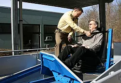 Gefahrentest: Friedrich Stührenberg (sitzend) lässt sich von Frank Walkmann auf dem Gurtschlitten festschnallen. 