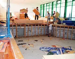 Leere Schnitzelgrube: Trainer Nils Nagel freut sich, dass die Jungen helfen, den Schaumstoff aus der Halle zu tragen. - © Foto: Breder