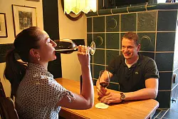 Dorado für Weintrinker: Gerald Dräger eröffnet die Weinstube "Reblaus". Hier unterstützt ihn seine Freundin Norina Nickelmann. Sie ist gelernte Hotelfachfrau. 