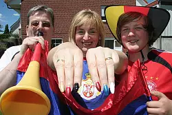 Familie im Fu&szlig;ball-Zwist: Marija Held tr&auml;gt die serbischen und deutschen Farben auf den Fingern&auml;geln. Sie setzt auf Serbien, Ehemann Reinhard unterst&uuml;tzt die Deutschen und Sohn Christoph h&auml;lt sich lieber raus. - &copy; 