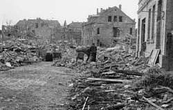 Blick in die von-C&ouml;lln-Stra&szlig;e Richtung Technikum: Nur wenige H&auml;user konnten der zweit&auml;gigen Bombardierung Stand halten. Foto: Privat