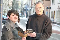 Stolz auf ihr Erstlingswerk: Ripsime Simonian mit Gunnar Lüttmann von der Flüchtlingshilfe Lippe, der die Veröffentlichung förderte. 