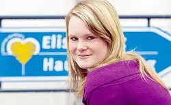 Kann zuversichtlich in die Zukunft blicken: Nina Schimmelpfennig hat nach ihrer Ausbildung zur Kauffrau im Gesundheitswesen im "Elisenstift" eine Anschlussbeschäftigung bekommen. Foto: Scherzer