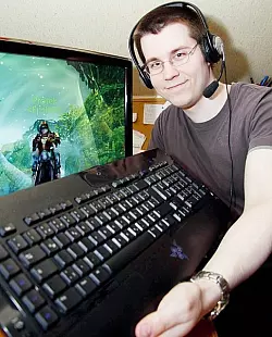 Ohne gehts nicht: Wichtigstes Utensil ist f&uuml;r Guido B&ouml;ttcher die Tastatur &ndash; ohne kann er seinen virtuellen Charakter (auf dem Monitor) nicht bedienen. Foto: Hobein