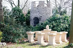 M&auml;rchenhafte Szenerie: Das Bauwerk und die Betonsockel mit Pferdeplastik erstellte der Besitzer selbst. Foto: Gr&ouml;ne