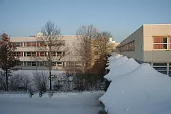 Tr&uuml;gerische Ruhe: Mobile Klassenr&auml;ume sollen in drei Monaten am Lohfeld stehen &ndash; dann kommen die Handwerker.