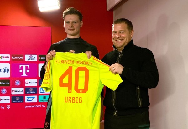 Jonas Urbig (l) präsentiert das Bayern-Trikot mit der Nummer 40 bei seiner Vorstellung mit Sportvorstand Max Eberl. - © Klaus Bergmann/dpa