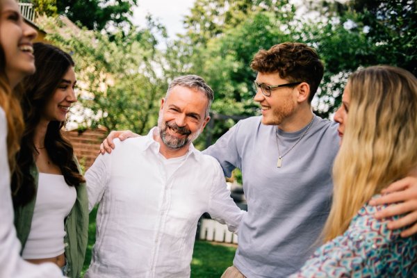 In den eigenen Kreis aufnehmen: Auch Jugendliche brauchen Menschen, die sich um sie kümmern, wenn ihre Herkunftsfamilie es - auch zeitweise - nicht schafft. - © Zacharie Scheurer/dpa-tmn