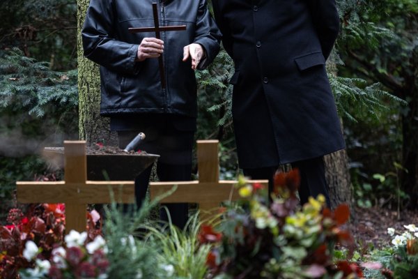 Nach einem Sturz auf einem Friedhof hat eine Frau Schmerzensgeld gefordert. (Illustration) - © Hannes P. Albert/dpa