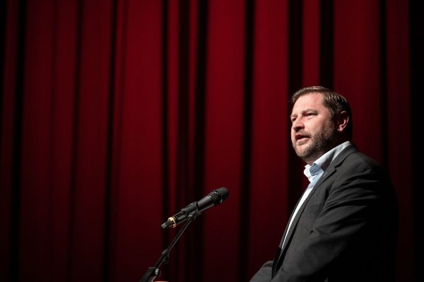 Die Staatsanwaltschaft ermittelt wegen Anstiftung zur Untreue gegen den Solinger Oberbürgermeister Tim Kurzbach - der weist die Vorwürfe zurück. (Archivbild) - © Fabian Strauch/dpa