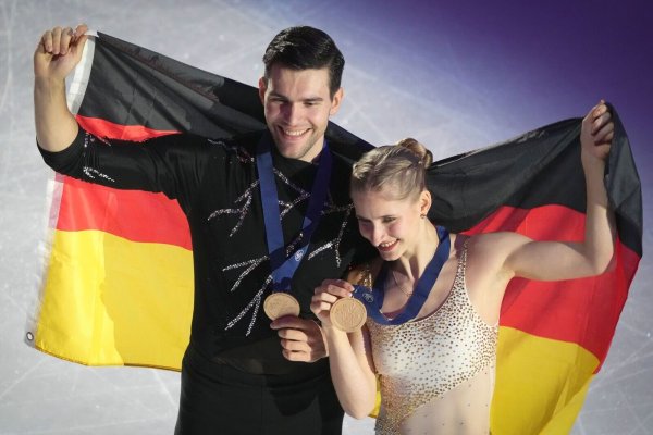 Nikita Wolodin (l) und Minerva Hase (r) holten erstmals seit 2011 wieder Gold für Deutschland bei einer Eiskunstlauf-EM. - © Sergei Grits/AP/dpa