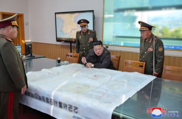 Die von Machthaber Kim Jong Un nach Russland entsendeten Soldaten sollen wegen hoher Verluste im Kampf mit ukrainischen Truppen vorerst von der Front abgezogen worden sein. (Archivbild) - © -/KCNA/YNA/dpa