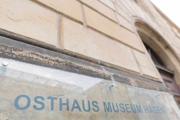Ein Influencer hat sein eigenes Gemälde heimlich im Museum aufgehängt (Archivbild). - © Rolf Vennenbernd/dpa