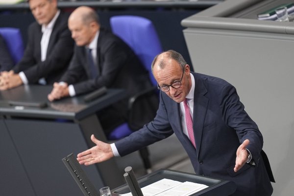 Unionsfraktionschef Merz bekam keine Mehrheit für den Entwurf seiner Fraktion. - © Michael Kappeler/dpa